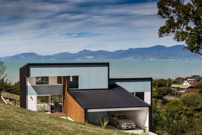 Простой дом на живописном склоне в Новой Зеландии 