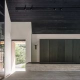 Минималистский дом-сарай с соломенной крышей в Бельгии