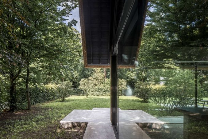 Минималистский дом-сарай с соломенной крышей в Бельгии 