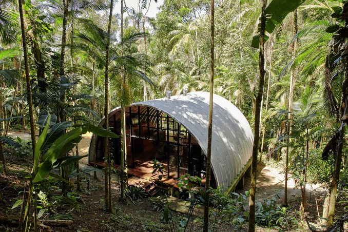 Арочный дом для творческого отдыха в Бразилии 