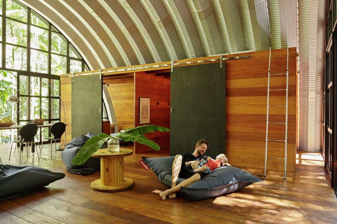 Арочный дом для творческого отдыха в Бразилии 