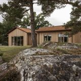 Простой деревянный дом в Швеции