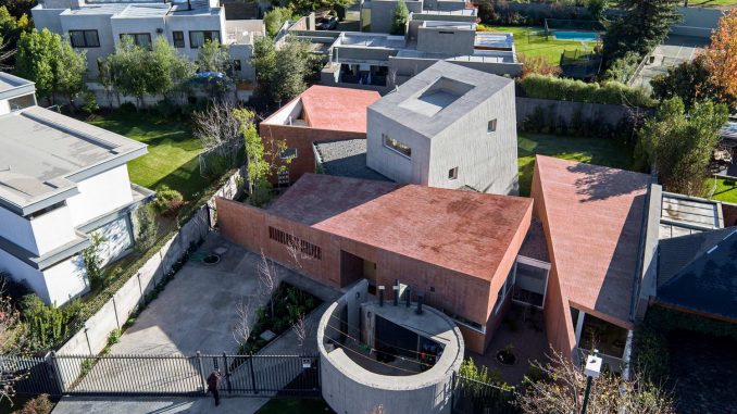 Дом между дворами в Чили