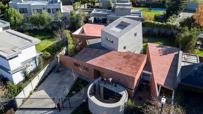 Nombre del Proyecto Дом между дворами в Чили