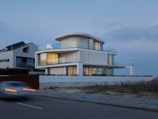 Белый дом у моря в Португалии