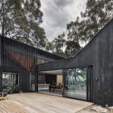 Чёрный дом с садом в Австралии
