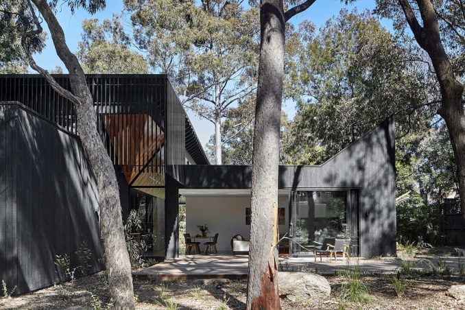 Чёрный дом с садом в Австралии 