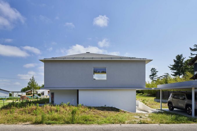 Простой дом с непростым интерьером в Японии 