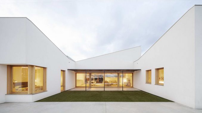 GV House 7 Белый минималистский дом с садом в Испании