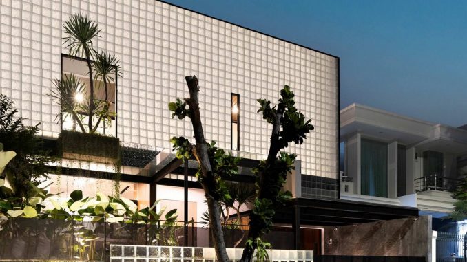 Refraction House 4 Дом из стеклоблоков с двориками в Индонезии