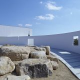 Белый минималистский дом с садом камней в Японии