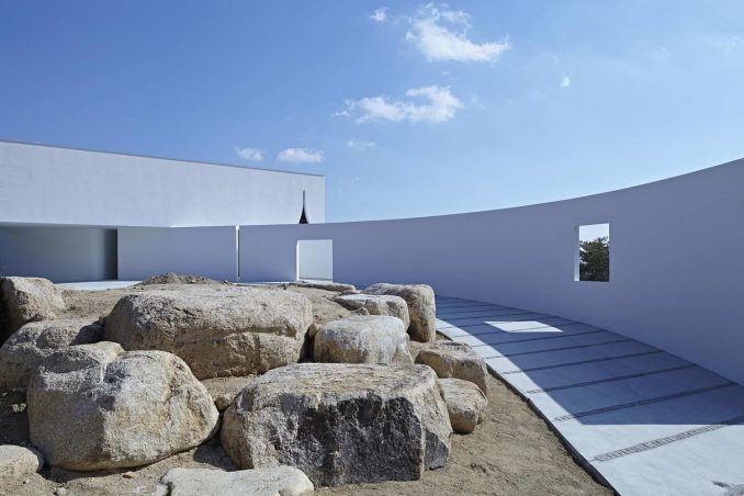 Белый минималистский дом с садом камней в Японии 