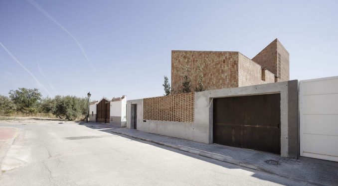 Кирпичный сельский дом в Испании 