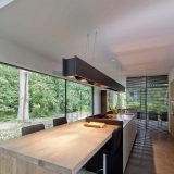 Простой современный сельский дом у леса в Голландии