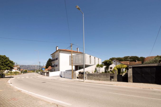Минималистский дом как граница между сельским и городским в Португалии 