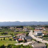 Минималистский дом как граница между сельским и городским в Португалии