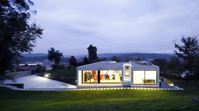 Private House In Barcelos 1 Минималистский дом на склоне в Португалии