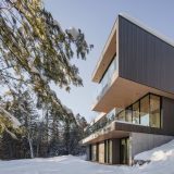Дом на склоне у леса в Канаде