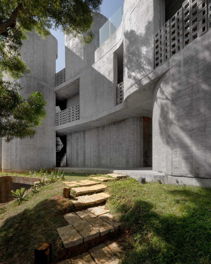 Волнистый дом из монолитного бетона на Тайване 