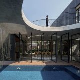 Современный дом-сарай (barnhouse) с двором и бассейном в Индонезии