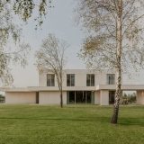 Простой дом из извести и древесины в Латвии